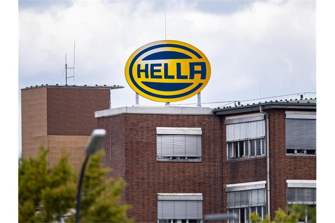 Chipmangel trifft weitere Autowerke Das Logo des Automobilzulieferers Hella ist an der Konzernzentrale zu sehen. Foto: David Inderlied/dpa/Archivbild