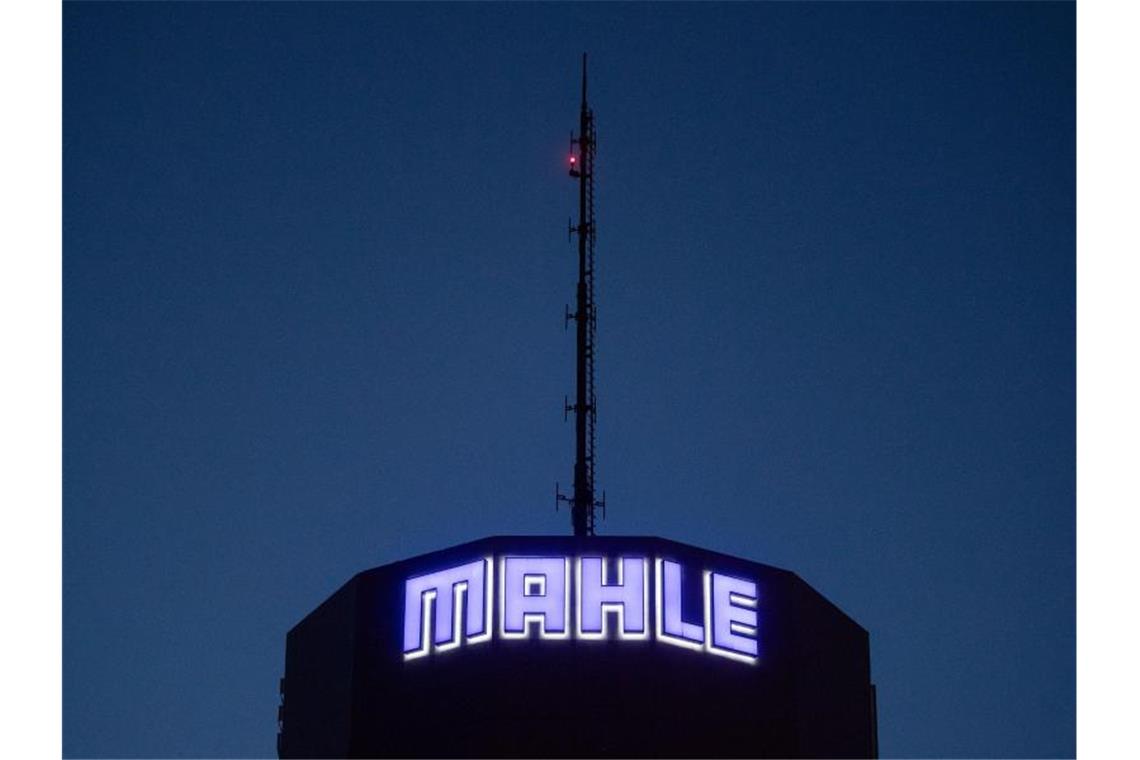 Das Logo des Automobilzulieferers Mahle. Foto: Marijan Murat/Archivbild