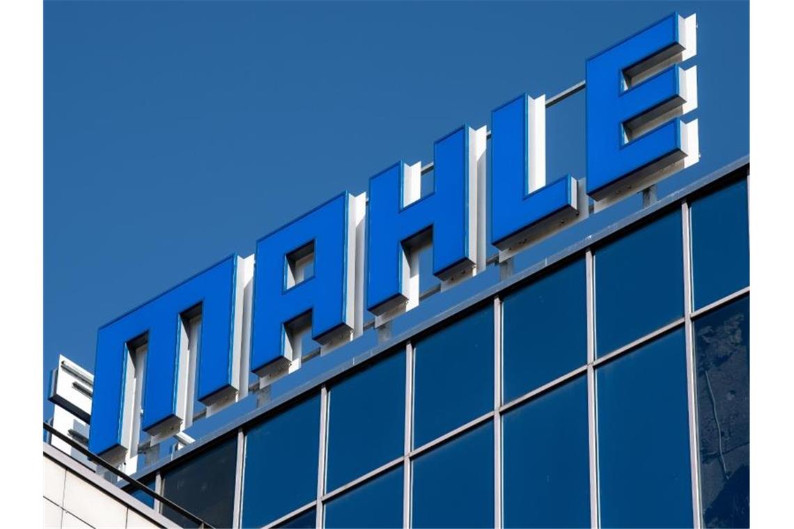 Das Logo des Automobilzulieferers Mahle steht an der Firmenzentrale. Foto: Fabian Sommer/dpa/Archivbild