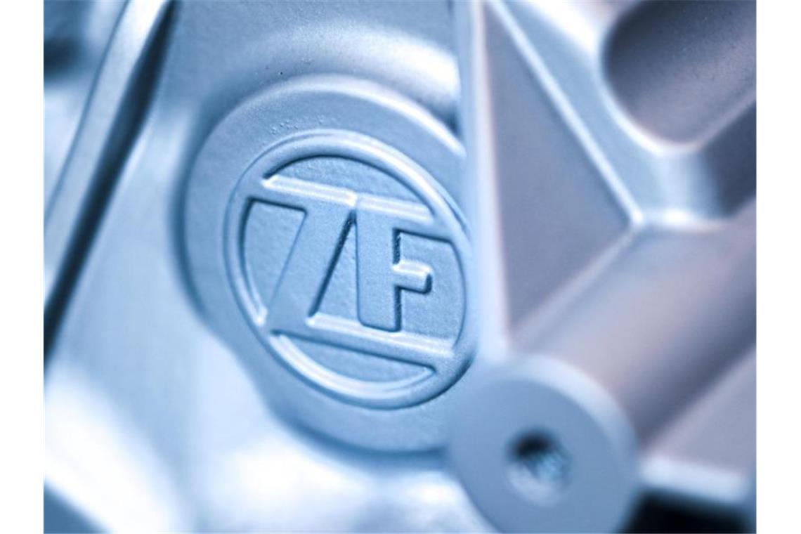 Zulieferer ZF eröffnet Teststrecke für Nutzfahrzeuge Das Logo des Autozulieferer ZF. Foto: Felix Kästle/dpa/Symbol