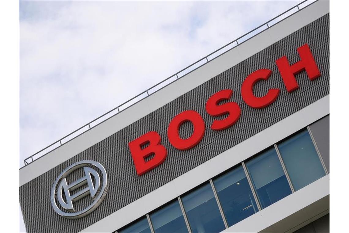 Das Logo des Autozulieferers Bosch ist an der Gebäudefassade des Foschungscampus zu sehen. Foto: Sebastian Gollnow/Archiv