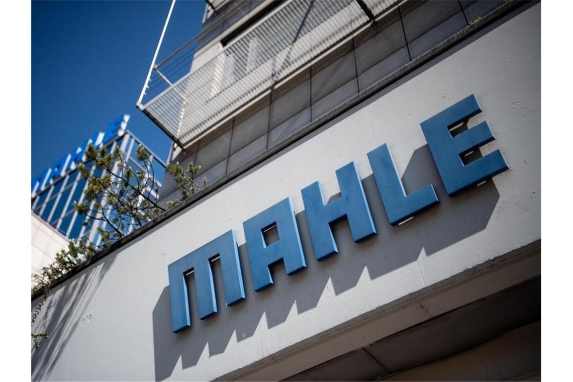 Autozulieferer Mahle schließt Werk in Öhringen Das Logo des Autozulieferers Mahle an einem Gebäude. Foto: Fabian Sommer/Archivbild