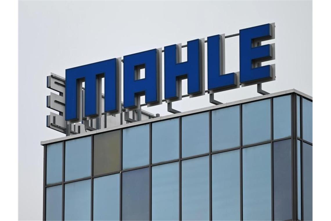 Das Logo des Autozulieferers Mahle ist an der Zentrale des Stuttgarter Unternehmens zu sehen. Foto: Marijan Murat/dpa/Symbolbild