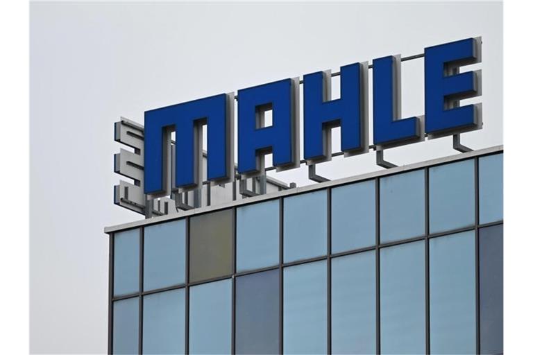 Das Logo des Autozulieferers Mahle ist an der Zentrale des Stuttgarter Unternehmens zu sehen. Foto: Marijan Murat/dpa/Archivbild