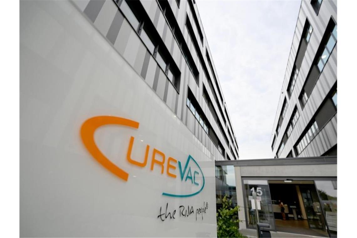 Das Logo des Bio-Tech Unternehmens Curevac steht vor dem Eingang der Firmenzentrale in Tübingen. Foto: Bernd Weißbrod/dpa/Archivbild