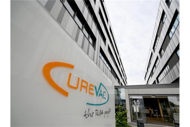 Das Logo des Bio-Tech Unternehmens Curevac steht vor dem Eingang der Firmenzentrale in Tübingen. Foto: Bernd Weißbrod/dpa/Archivbild
