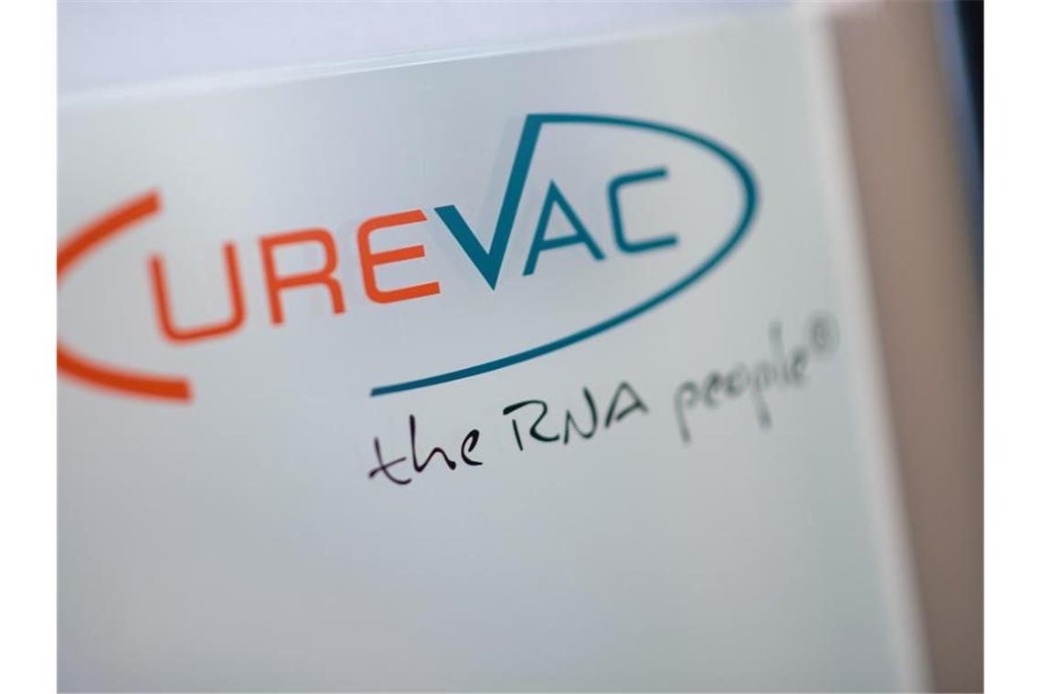 Curevac erhält Millionen-Förderung vom Bund Das Logo des biopharmazeutischen Unternehmens CureVac auf einer Scheibe neben dessen Eingang. Foto: Sebastian Gollnow/dpa