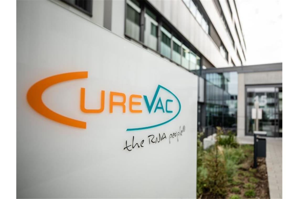 Das Logo des biopharmazeutischen Unternehmens Curevac. Foto: Christoph Schmidt/dpa