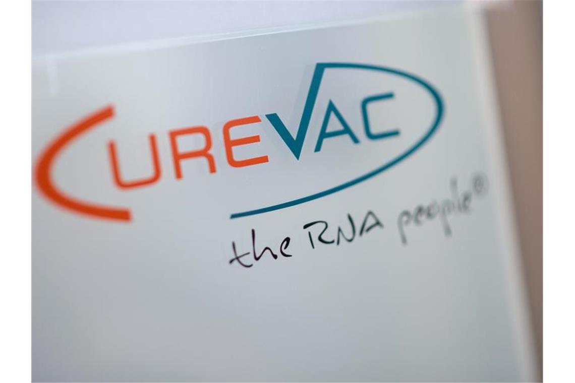 Curevac erweitert Analyse der klinischen Studie Das Logo des biopharmazeutischen Unternehmens CureVac. Foto: Sebastian Gollnow/dpa/Archivbild