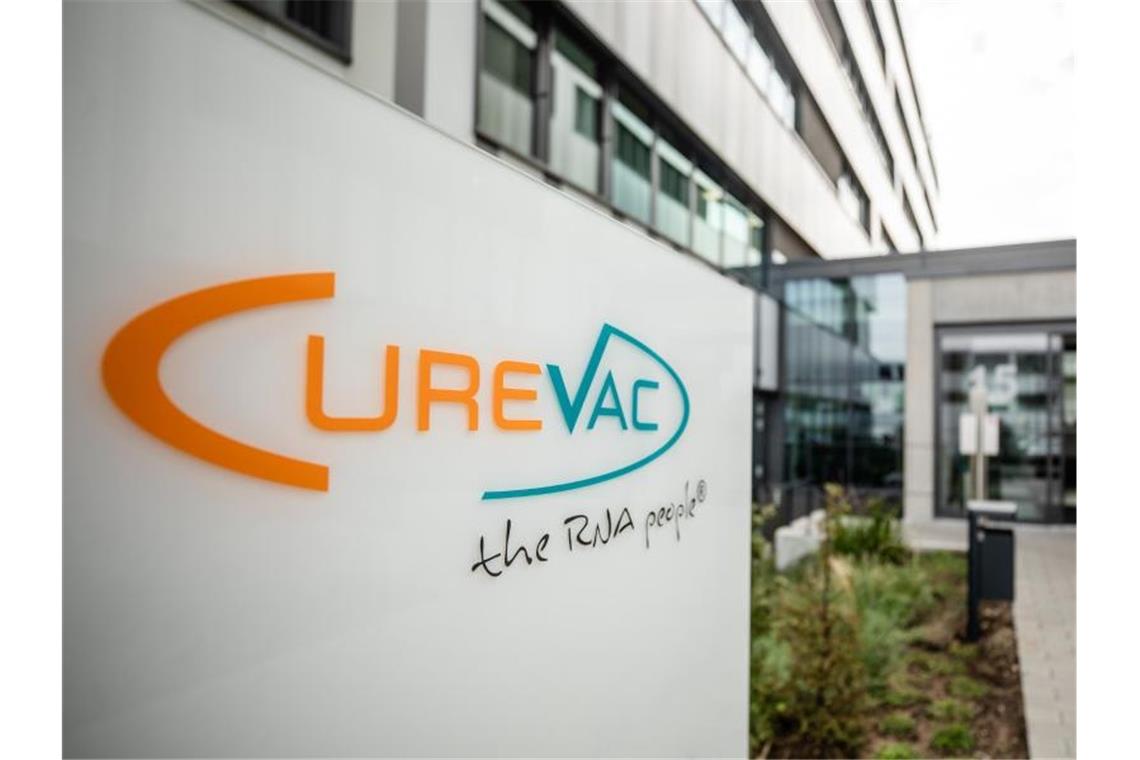 Curevac peilt Zulassung in der EU und in Lateinamerika an Das Logo des biopharmazeutischen Unternehmens Curevac ist am Eingang des Firmensitzes angebracht. Foto: Christoph Schmidt/dpa