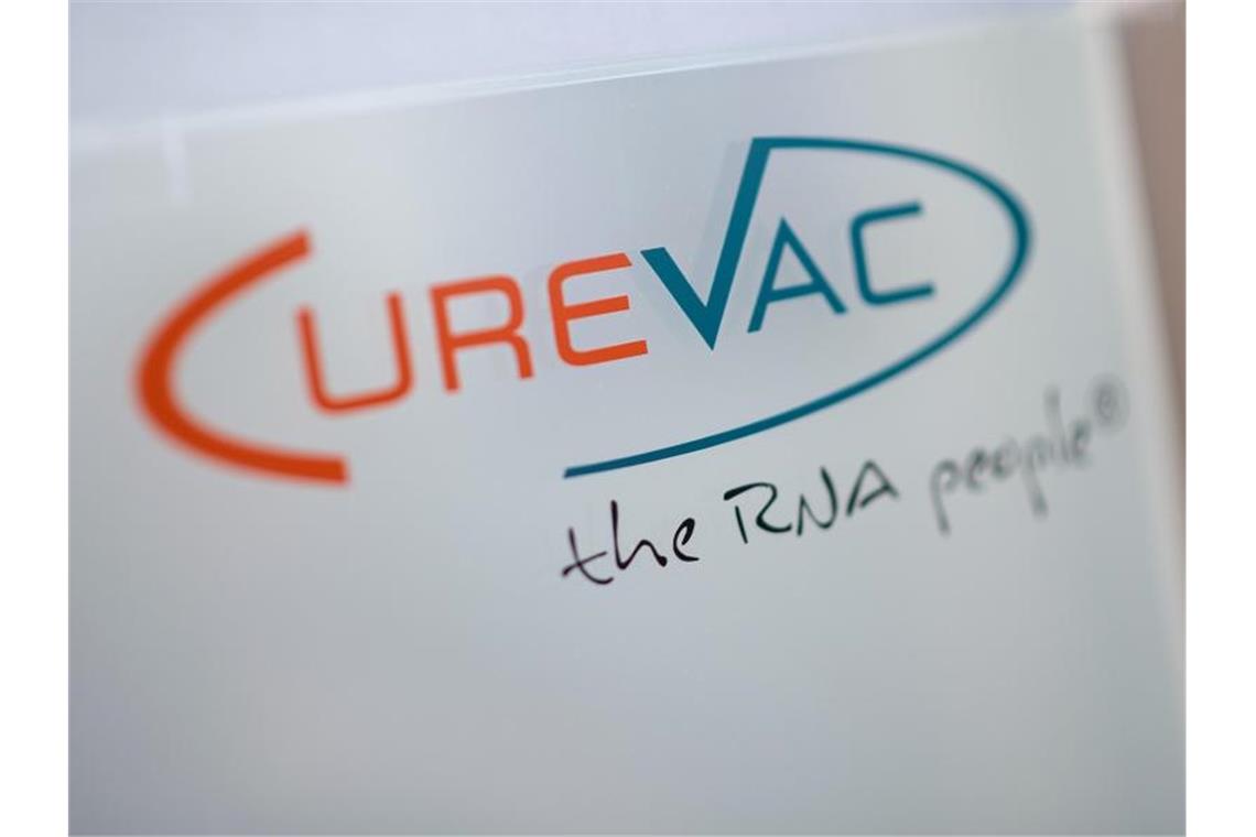 Das Logo des biopharmazeutischen Unternehmens CureVac ist zu sehen. Foto: Sebastian Gollnow/dpa/Archivbild/Symbolbild