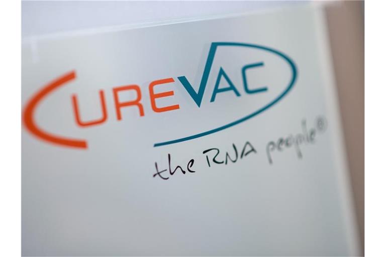 Das Logo des biopharmazeutischen Unternehmens CureVac steht mit dem Slogan „the RNA people“ auf einer Scheibe. Foto: Sebastian Gollnow/dpa/Archivbild