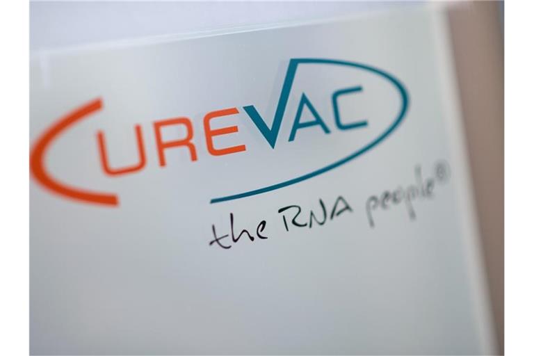Das Logo des biopharmazeutischen Unternehmens CureVac steht mit dem Slogan „the RNA people“ auf einer Scheibe. Foto: Sebastian Gollnow/dpa/Archivbild
