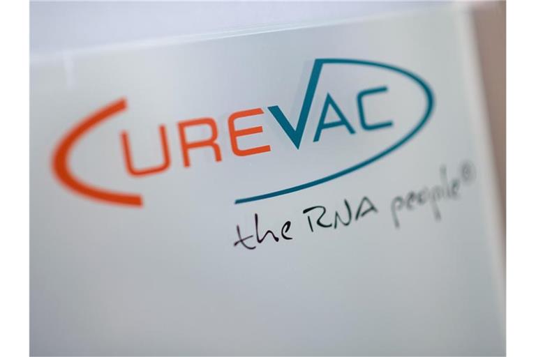 Das Logo des biopharmazeutischen Unternehmens CureVac steht mit dem Slogan „the RNA people“ auf einer Scheibe. Foto: Sebastian Gollnow/dpa/Archivbild