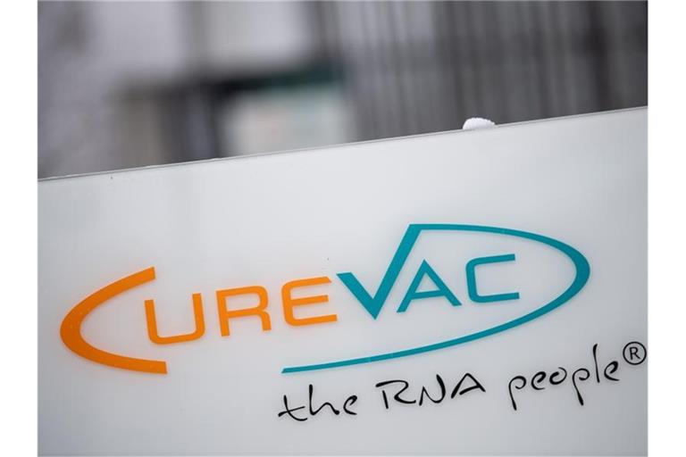 Das Logo des Biotech-Unternehmen Curevac. Foto: Sebastian Gollnow/dpa