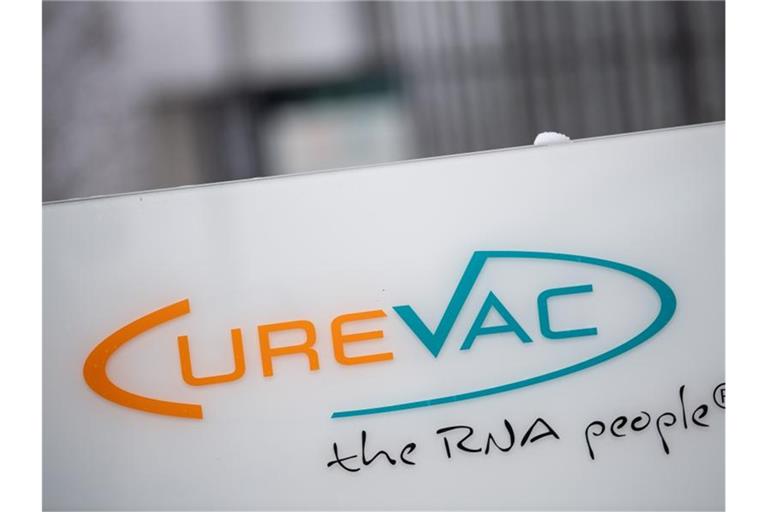 Das Logo des Biotech-Unternehmen Curevac mit dem Slogan „the RNA people“ an der Unternehmenszentrale in Tübingen. Foto: Sebastian Gollnow/dpa