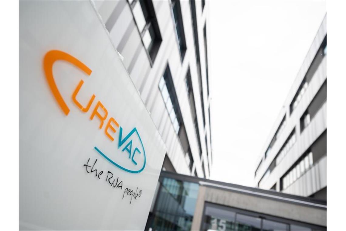 Das Logo des Biotech-Unternehmen Curevac mit dem Slogan „the RNA people“ steht an der Unternehmenszentrale. Foto: Sebastian Gollnow/dpa/Archivbild