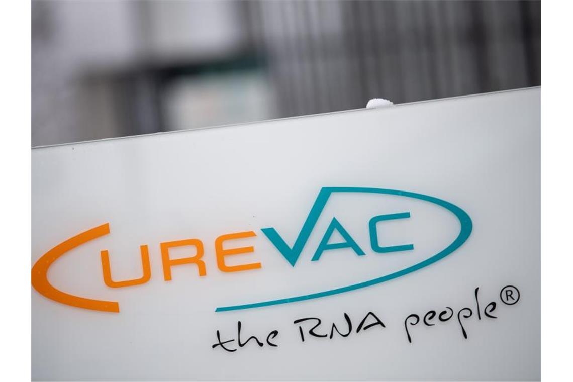 Das Logo des Biotech-Unternehmen Curevac mit dem Slogan „the RNA people“ steht an einer Tür. Foto: Sebastian Gollnow/dpa/Symbolbild