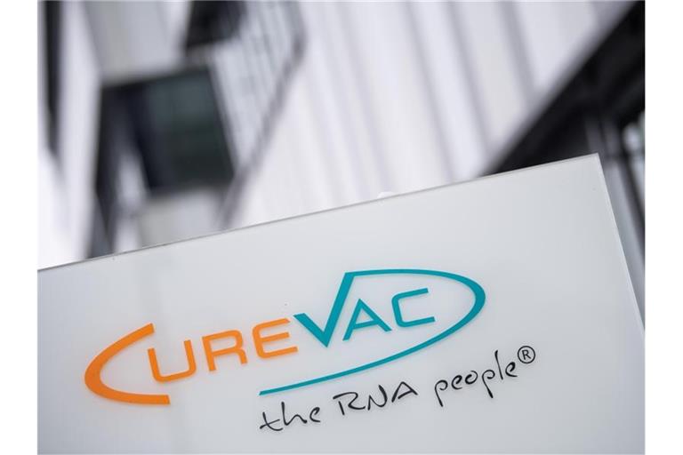 Das Logo des Biotech-Unternehmens Curevac mit dem Slogan „the RNA people“ steht an der Unternehmenszentrale. Foto: Sebastian Gollnow/dpa/Symbolbild