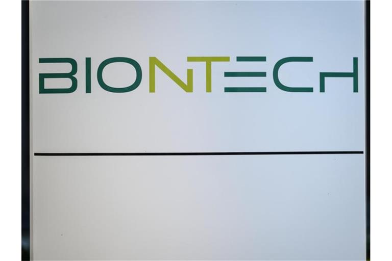 Das Logo des Biotechnologie-Unternehmens „BioNTech“. Foto: Andreas Arnold/dpa