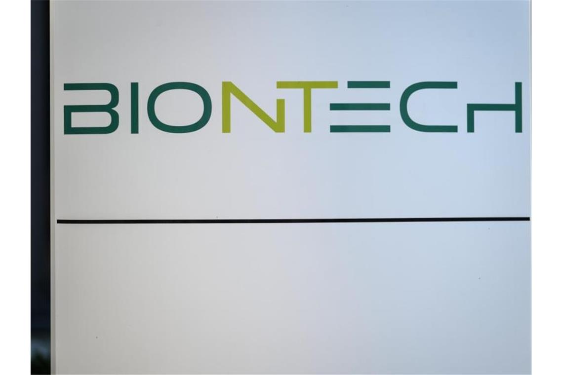 Das Logo des Biotechnologie-Unternehmens „BioNTech“. Foto: Andreas Arnold/dpa