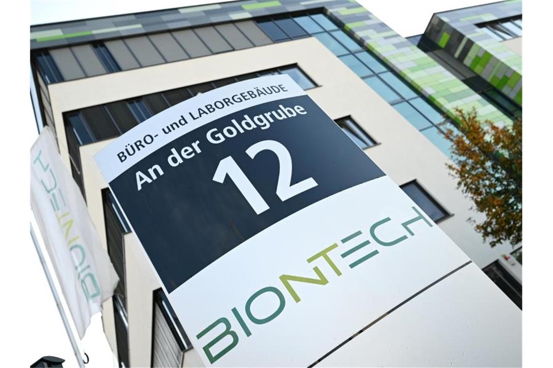 Das Logo des Biotechnologie-Unternehmens „BioNTech“ ist an einer Stele vor der Unternehmenszentrale angebracht. Foto: Arne Dedert/dpa