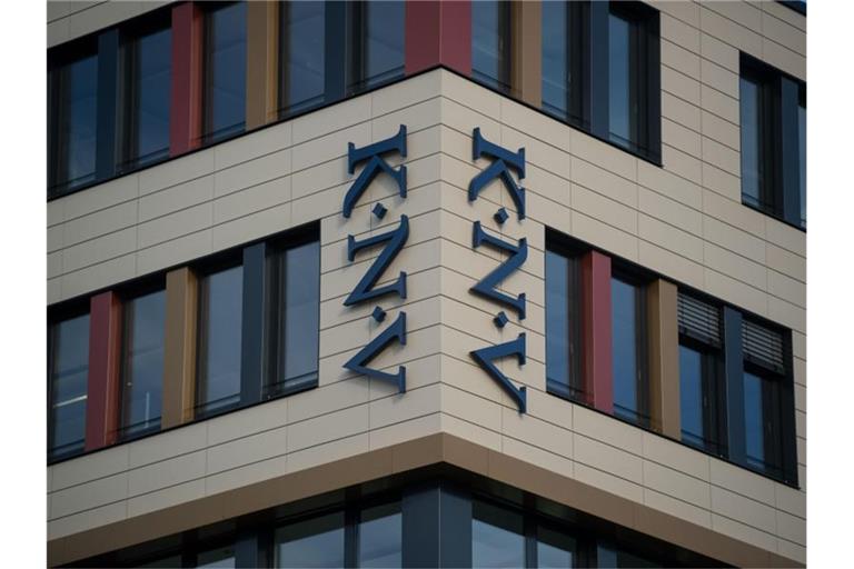 Das Logo des Buch- und Mediengroßhandelunternehmens Koch, Neff & Volckmar GmbH (KNV) ist an der Fassade des Firmensitzes zu sehen. Foto: Marijan Murat/Archiv