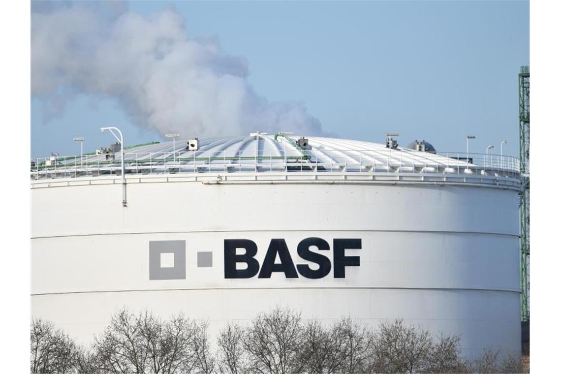 Das Logo des Chemiekonzerns BASF ist auf einer Industrieanlage auf dem Werksgelände in Ludwigshafen angebracht. Foto: Uwe Anspach/dpa