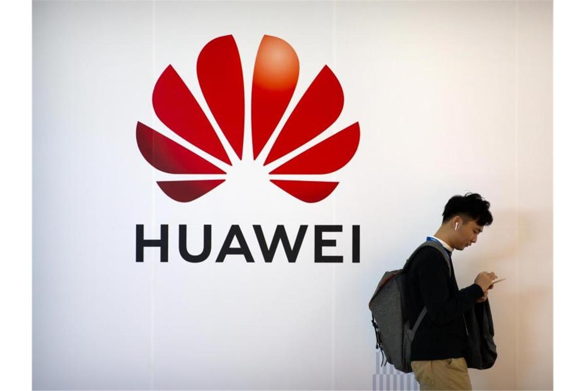 Das Logo des chinesischen Technologiekonzerns Huawei auf einem Messegelände in Peking. Foto: Mark Schiefelbein/AP/dpa