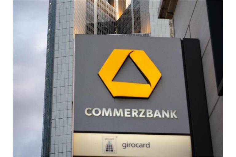 Das Logo des Commerzbank an einer Filiale in Sichtweite der Zentrale der Commerzbank in Frankfurt am Main. Foto: Frank Rumpenhorst/dpa