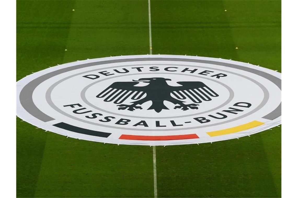 Das Logo des DFB. Foto: Hendrik Schmidt/dpa/Symbolbild