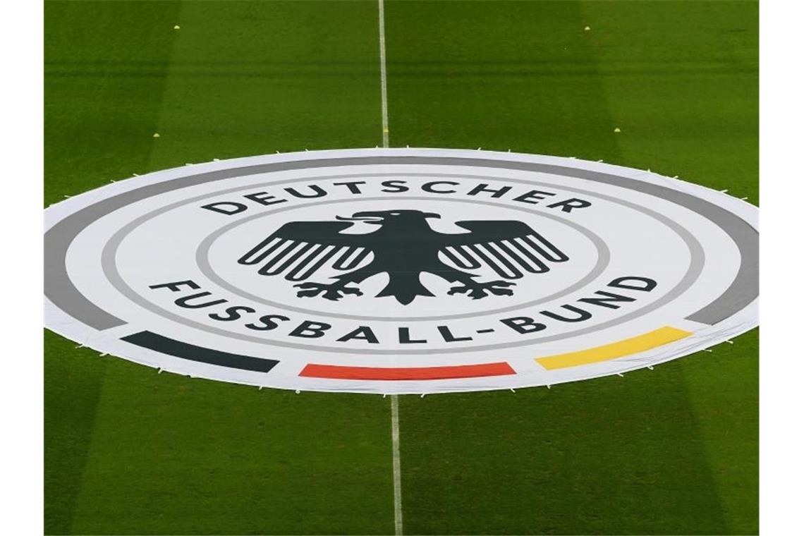 Das Logo des DFB. Foto: Hendrik Schmidt/dpa/Symbolbild