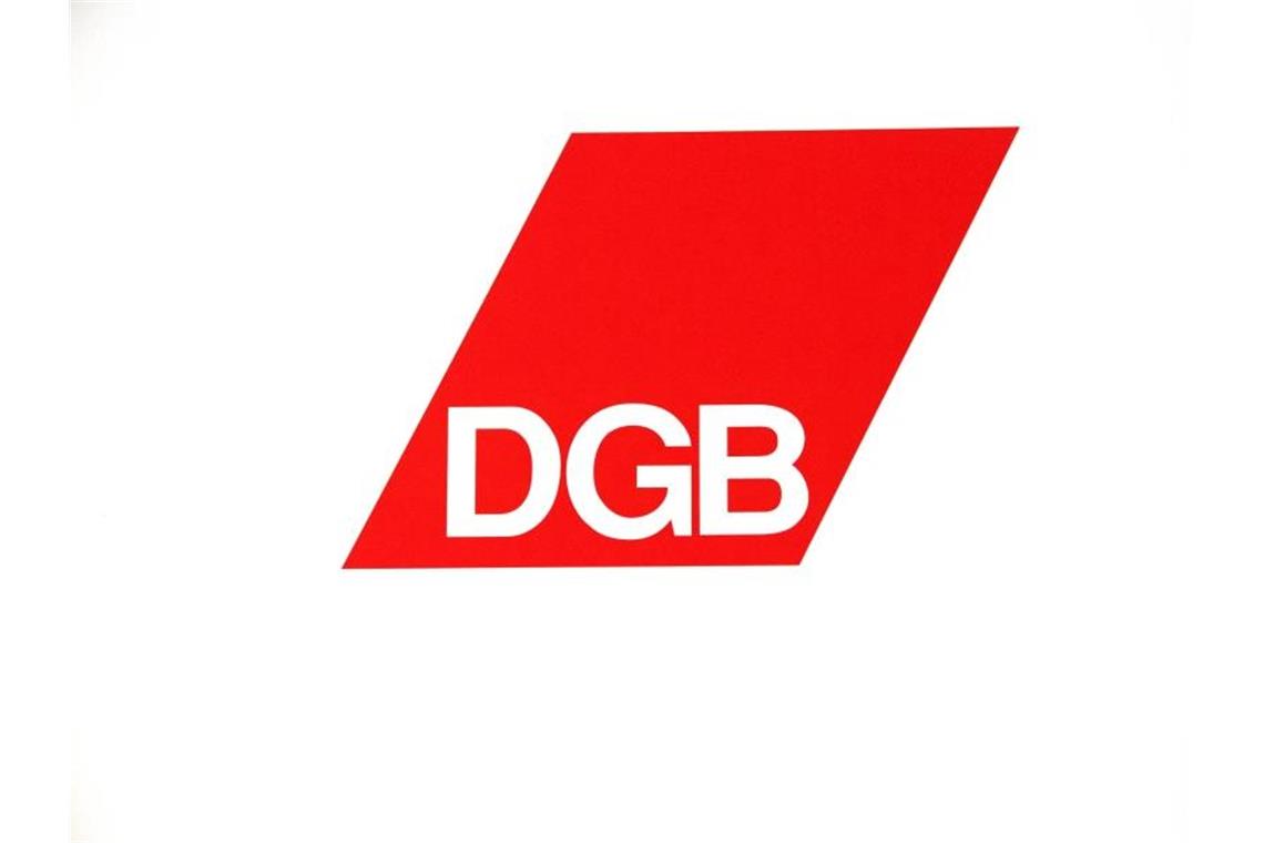 Das Logo des DGB in einem roten schräg nach rechts gekippten Rechteck ist auf weißem Hintergrund zu sehen. Foto: Ralf Hirschberger/Archiv