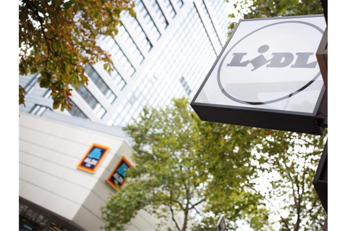 Das Logo des Discounters Lidl hängt gegenüber dem Logo von Aldi an der Königsallee in Düsseldorf. Foto: Martin Gerten