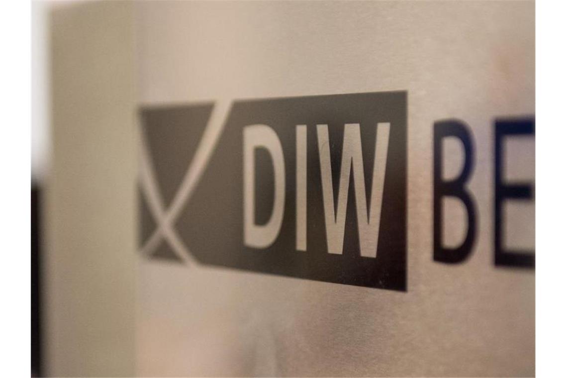 Wirtschaftsforscher senken ihre Prognosen Das Logo des DIW-Berlin. Foto: picture alliance / dpa