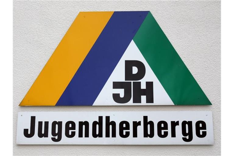 Das Logo des DJH ist zu sehen. Foto: Patrick Seeger/dpa/Archiv