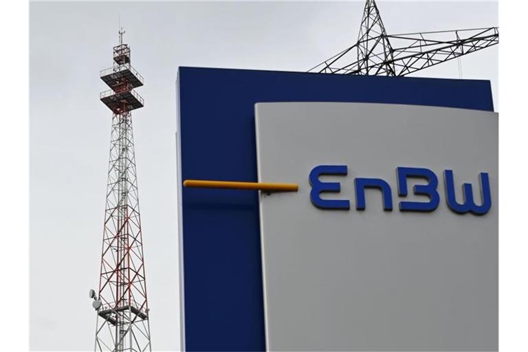 Das Logo des Energiekonzern Energie Baden-Württemberg (EnBW) neben einem Funkmasten. Foto: Uli Deck/dpa/Archiv