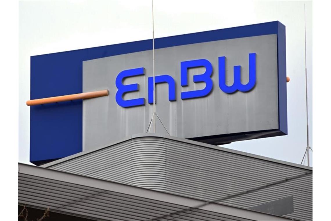 Das Logo des Energiekonzerns EnBW an der Zentrale in Karlsruhe. Foto: Uli Deck/dpa/Archivbild