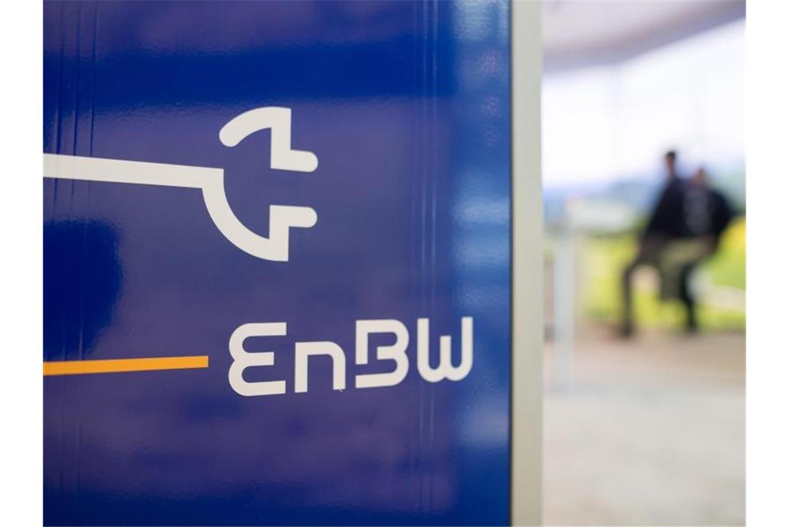 EnBW: Deutschland muss Energiewende-Tempo verdreifachen Das Logo des Energiekonzerns EnBW steht auf einer Ladesäule. Foto: Sebastian Gollnow/dpa