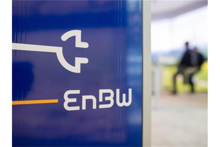 Das Logo des Energiekonzerns EnBW steht auf einer Ladesäule. Foto: Sebastian Gollnow/dpa