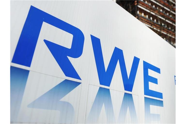 Das Logo des Energiekonzerns RWE vor dem Hamburger Firmensitz. Foto: Angelika Warmuth/dpa