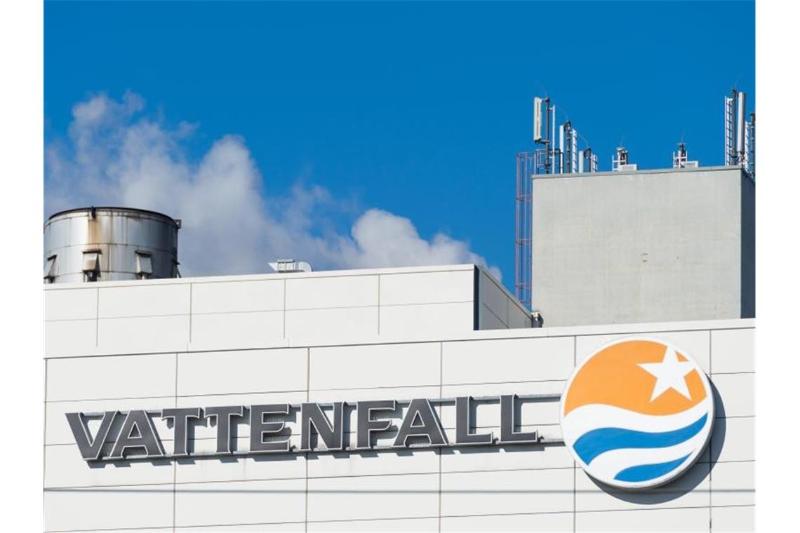 Vattenfall will Stromnetz an Berliner Senat verkaufen Das Logo des Energiekonzerns Vattenfall an einem Kraftwerk in Berlin. Foto: Christophe Gateau/dpa