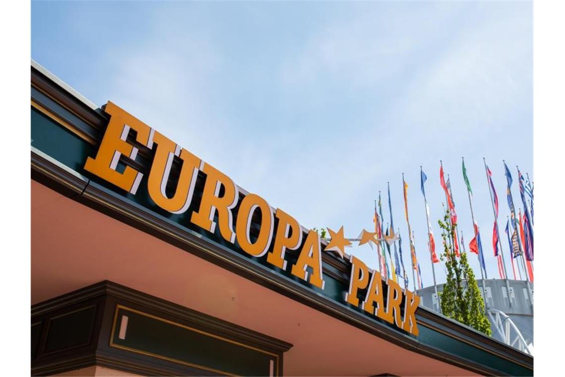 Freizeitparks starten Saison mit Besucherbegrenzung Das Logo des Europa-Parks über dem Haupteingang. Foto: Philipp von Ditfurth/dpa