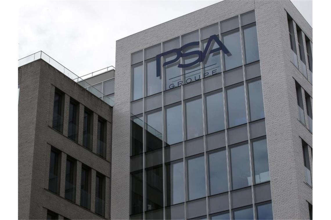 Das Logo des französischen Autoherstellers PSA Group am Unternehmenssitz in Rueil-Malmaison, westlich von Paris. Foto: Michel Euler/AP/dpa