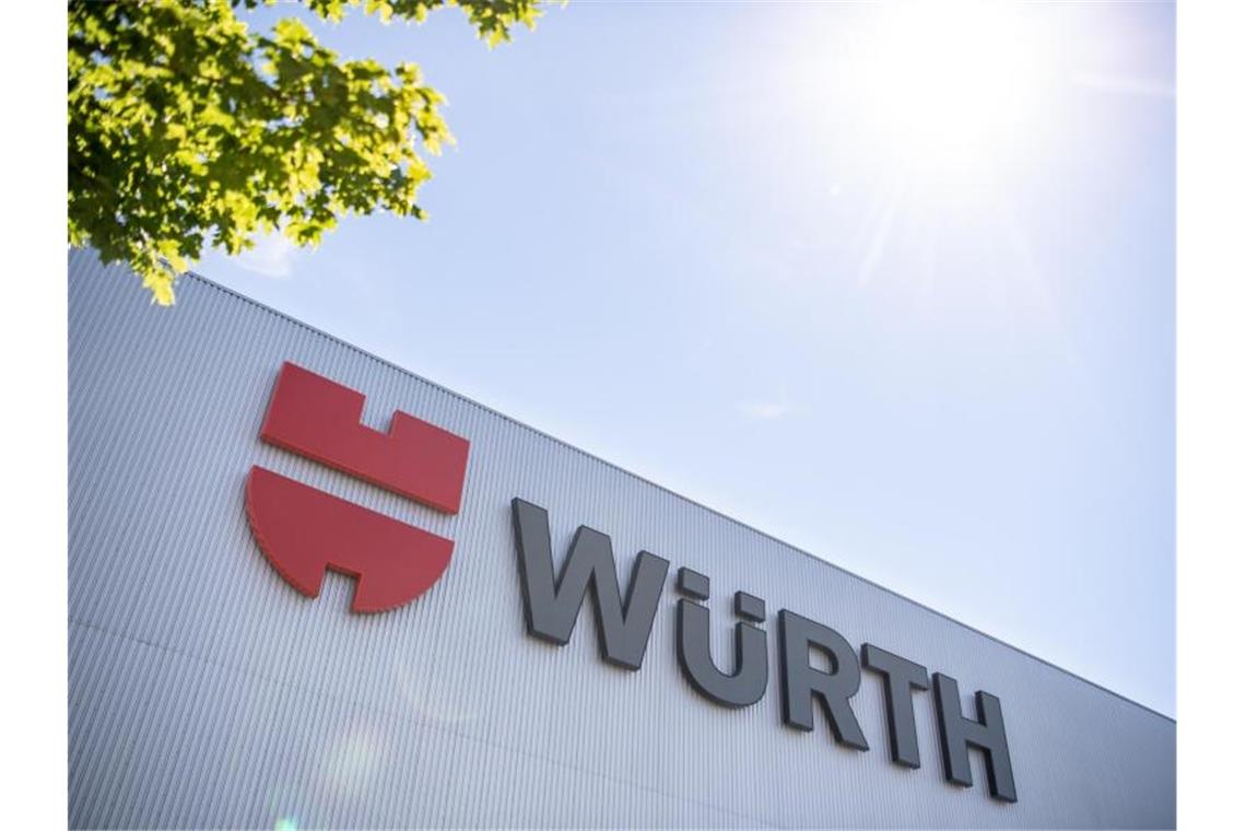 Das Logo des Handelskonzerns Würth auf einem Betriebsgebäude in der Zentrale in Künzelsau. Foto: Fabian Sommer/dpa