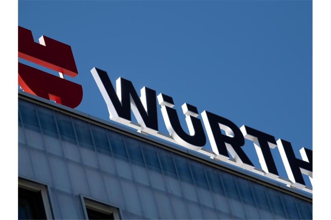 Das Logo des Handelskonzerns Würth ist an einem Dach des Konzerngebäudes angebracht. Foto: Fabian Sommer/dpa/Archivbild