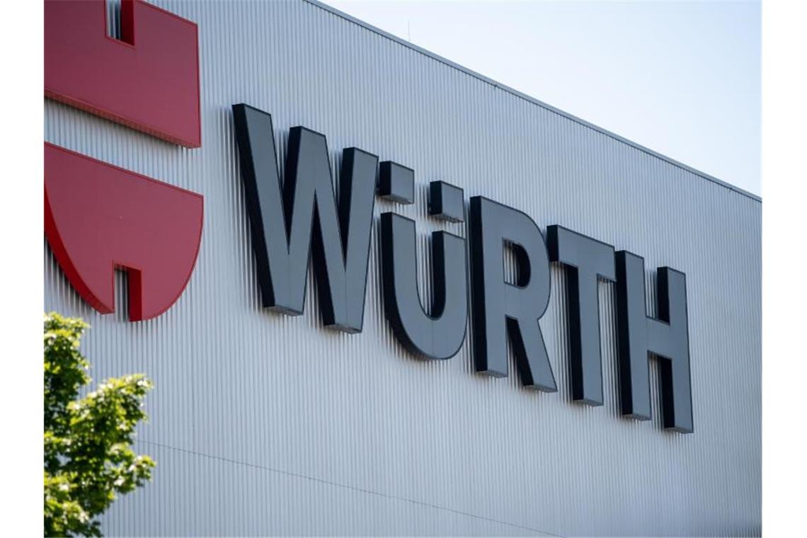 Das Logo des Handelskonzerns Würth ist an einer Gebäudefassade befestigt. Foto: Fabian Sommer/Archivbild
