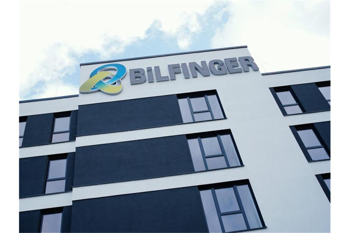 Das Logo des Industriedienstleisters Bilfinger am Hauptsitz des Unternehmens. Foto: Uwe Anspach/dpa/Archivbild