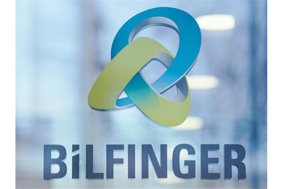 Das Logo des Industriedienstleisters Bilfinger ist am Hauptsitz des Unternehmens angebracht. Foto: Uwe Anspach/dpa/Archivbild