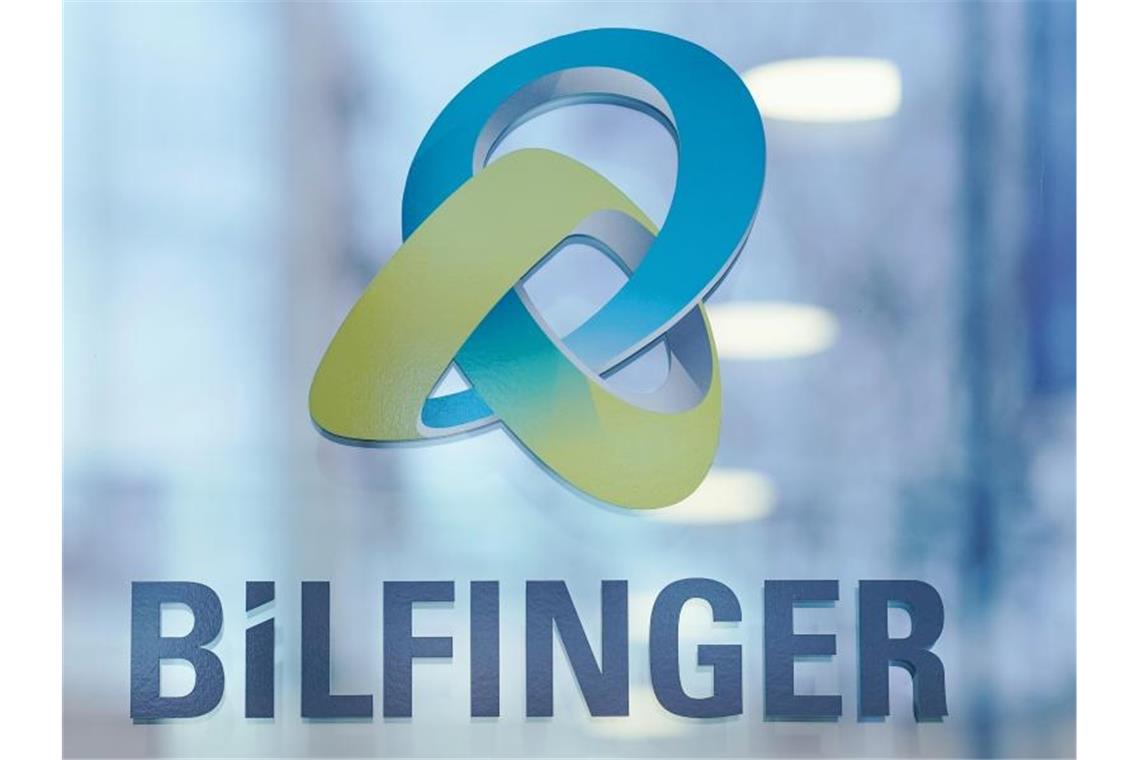 Das Logo des Industriedienstleisters Bilfinger ist an einer Gebäudewand angebracht. Foto: Uwe Anspach/dpa/Archivbild